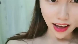 最新流出地铁内连续TP内急的漂亮美眉冲忙进入卫生间尿尿哗哗的尿量都很足外表清纯美女BB无毛一线天很诱人