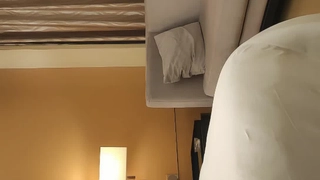 小哥去美女同事的家里打炮，身材好BB又緊，連幹兩炮，完美露臉…