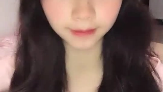 青少年深喉技巧在倒立口交中留下深刻印象