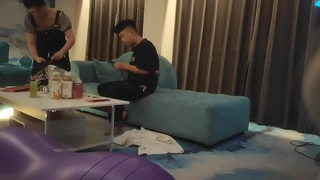 粉嫩高中大波妹自拍  沙发上大喷水
