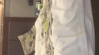 出水芙蓉，笑容很治愈 超级甜美的可爱女神，吃鸡技术出类拔萃，背对着观音坐莲 后入翘美臀 叫床比AV女优还带劲