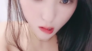 警察在车库里检查淘气少女的赃物
