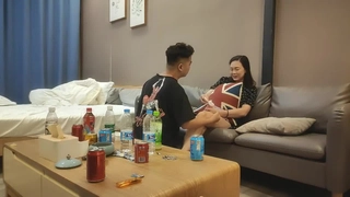 继姐妹们的淫荡继妹被她的兄弟狠狠地操了