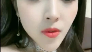 亚洲大学女孩在宿舍里分享亲密时刻的女同性恋快感