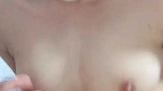 与黑人少女和拉丁美女在酒店房间里进行激烈的三人行