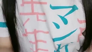 感性的拉丁裔学生邀请她的情人探索她的公寓,热辣的邂逅