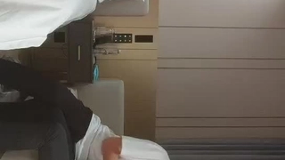 海滩少女载回酒店~直接啪起来被拍也没在怕~