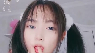 白皙皮肤甜美外围，扒掉内裤舔逼，翘起肥臀后入，抱起来猛操骚穴