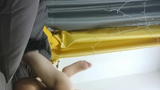 漂亮少妇戴着眼镜,一穿上情趣内衣就变得风骚无比